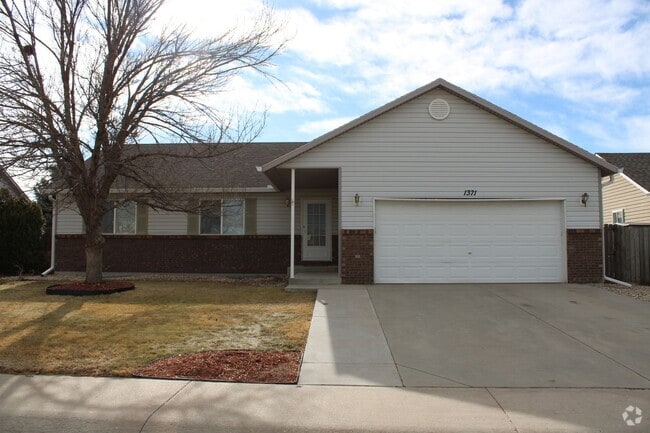 Building Photo - Spacious 5 Bedroom Home in Windsor