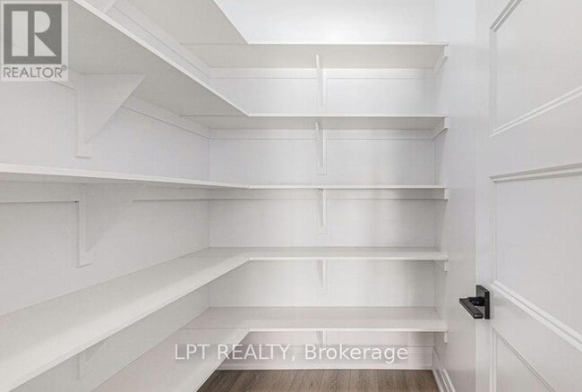 Photo - 826 Namur St