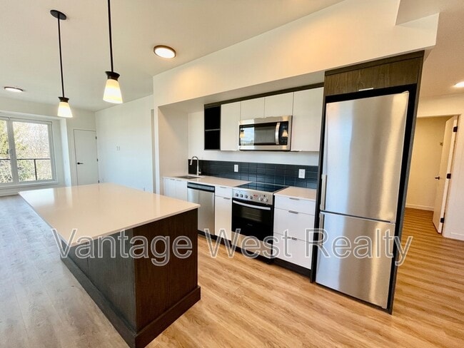 Photo - 615-615 Rutland Rd N