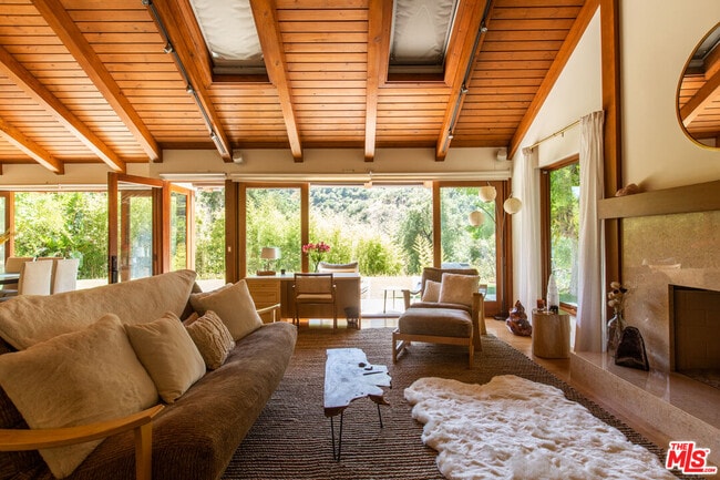 3626 Mandeville Canyon Rd