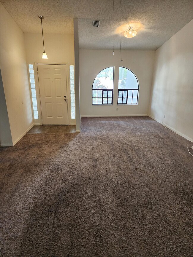 Photo - 211 Oakwood Blvd