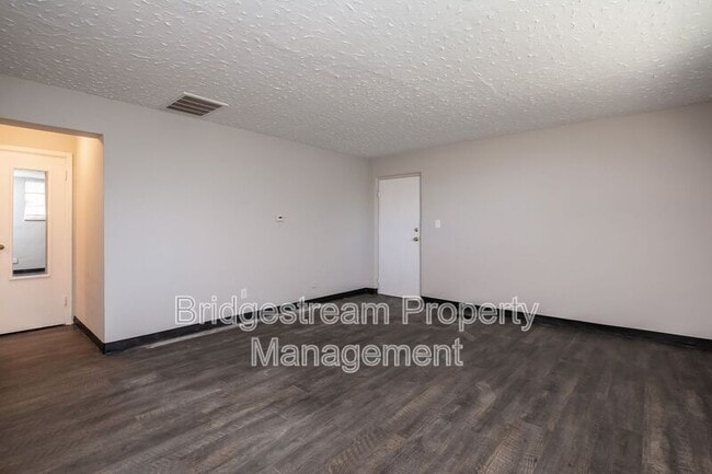 Photo - 619 Gainsborough Rd