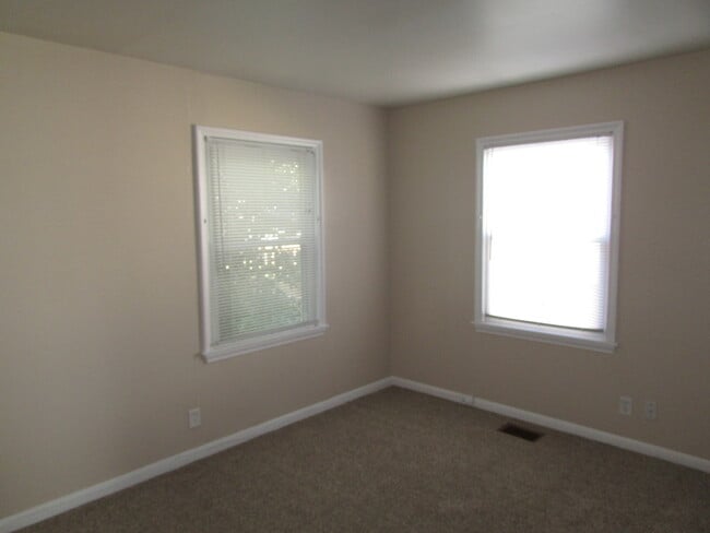 Photo - 2 BEDROOM | 1 BATH | SINGLE GARAGE | ROBBINSDALE | 12 MONTH LEASE