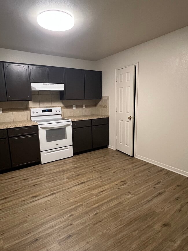 Photo - 409 Topeka Ct