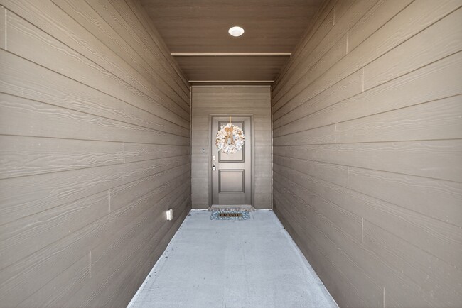 Photo - 405 S 85th St