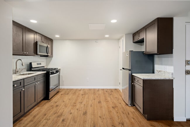 Photo - Riveredge Square Apartments
