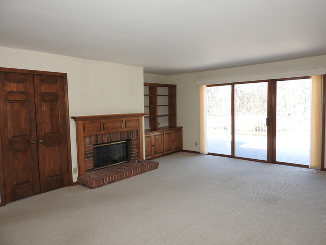 Living Room - 1720 W Bradford Dr Unidad Mequon Concord Place Cond Rental