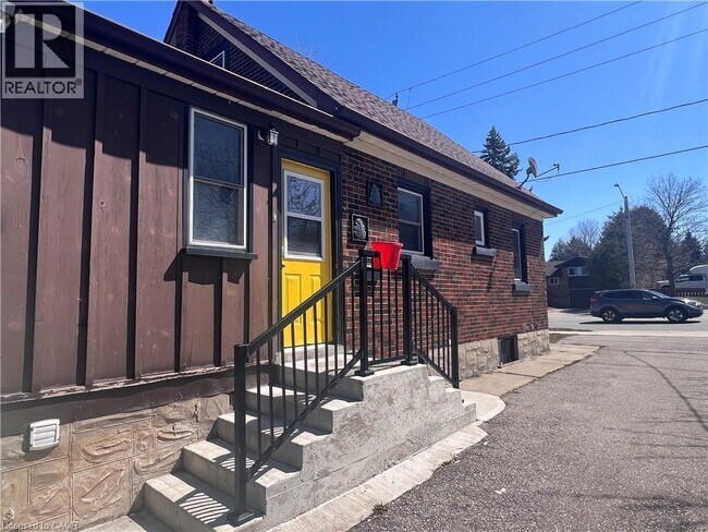 Photo - 480 Ottawa Street S