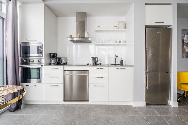 Photo - 7 Grand Trunk Crescent Unit ID1345958P