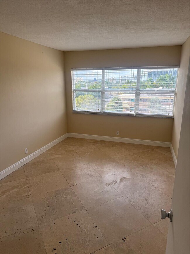 Photo - 2555 NE 11th St Unidad 502