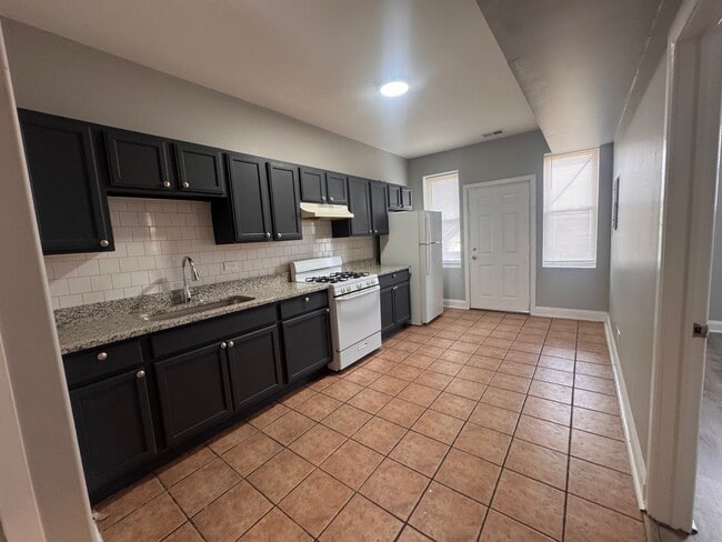 Building Photo - 525-527 N Homan Ave.