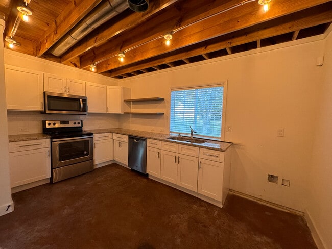 Photo - 428 Winston St