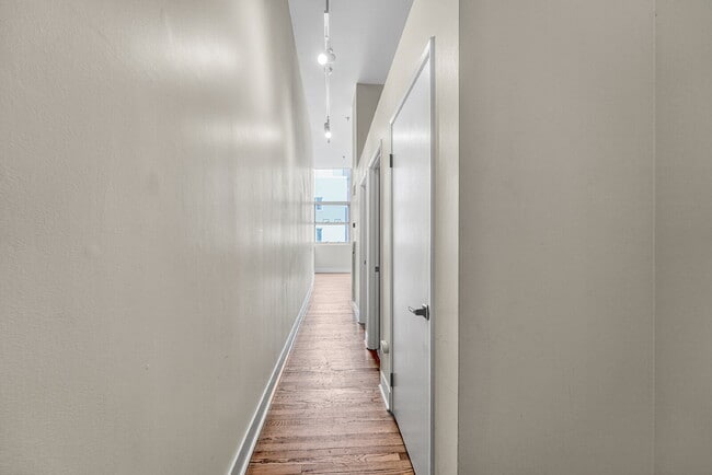Building Photo - $1,795.00, 1 bed1 bath Updated Condo locat... Unit 205