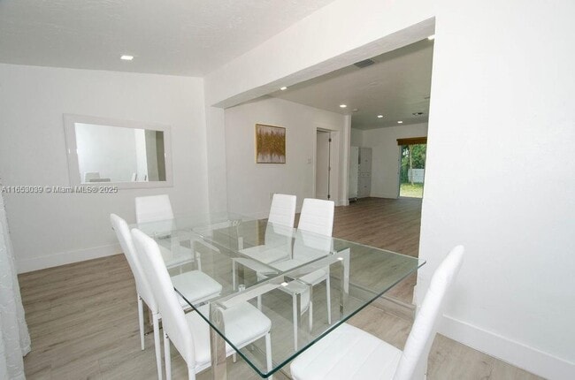 Photo - 935 NE 129th St