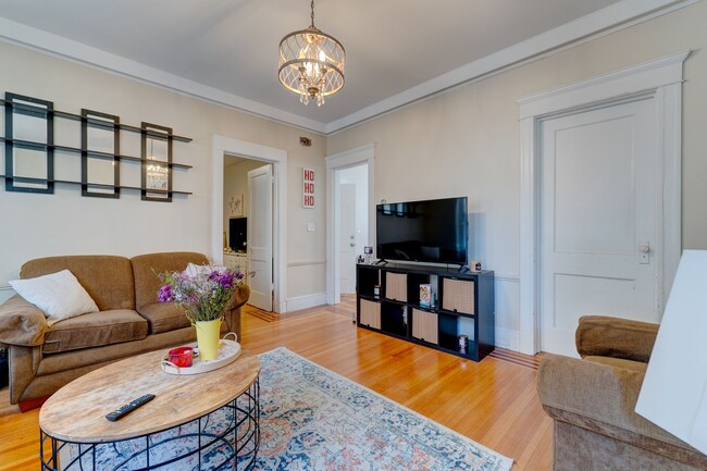 Building Photo - 816 Orange St Unit 2nd Floor