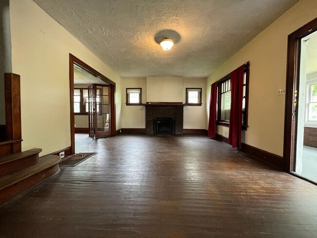 Photo - 614 E Broadway St