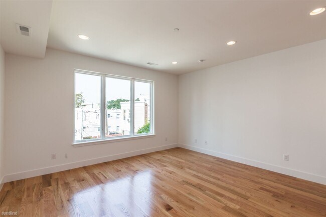 Photo - 2 br, 1 bath Triplex - 2308 E LEHIGH AVE U... Unit C