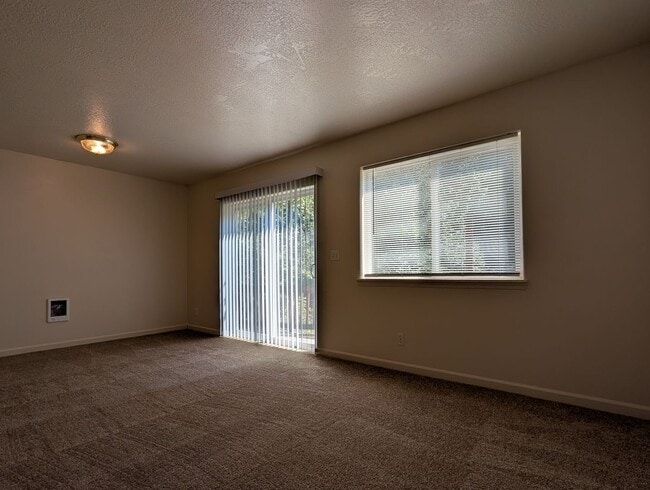 Photo - 5949 Aster St