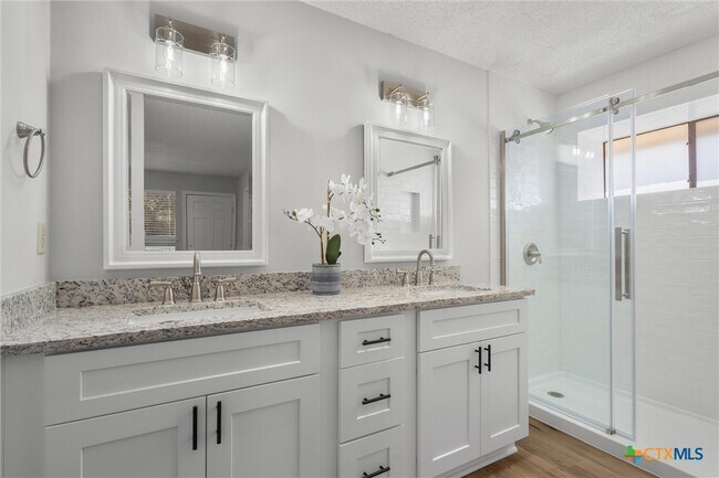 Photo - 101 N Kings Canyon Dr