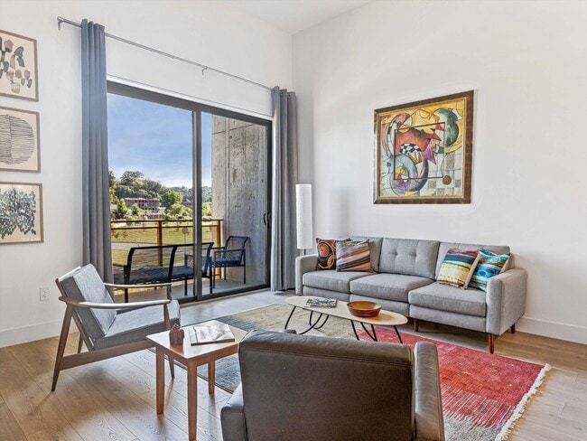 Light filled - 68 Craven St Unit 208