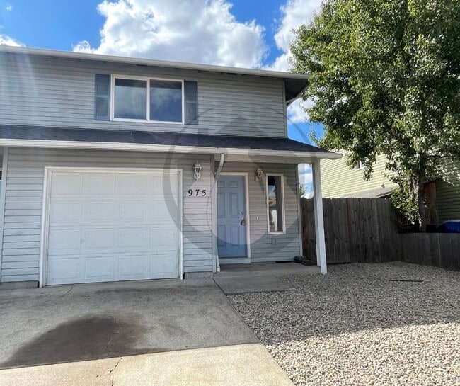 Building Photo - Charter Triplex #2022-1085 Unit 975 Rental