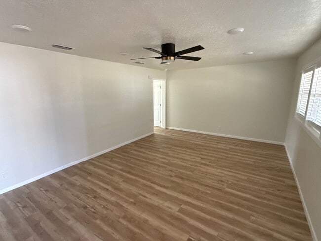 Photo - 303 W 16th St