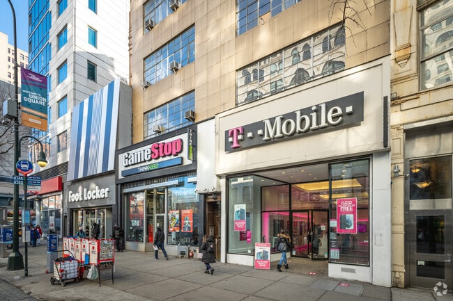 Exterior de la tienda - 30-32 E 14th St