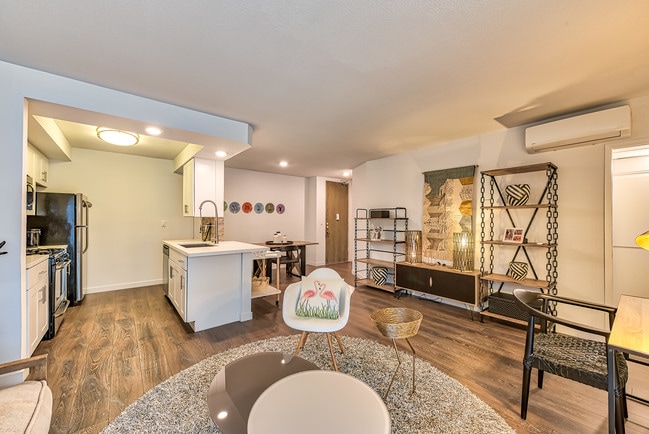 1 Bedroom 730ft - Lafayette Park Apartments