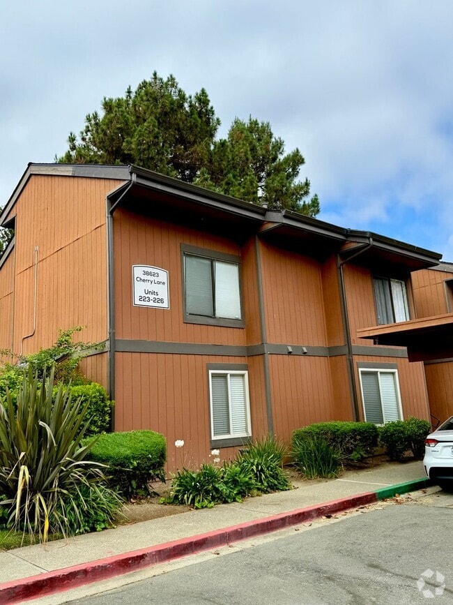 Building Photo - $3290 - 3 BED/2 BATH CONDO IN CENTRAL FREM...