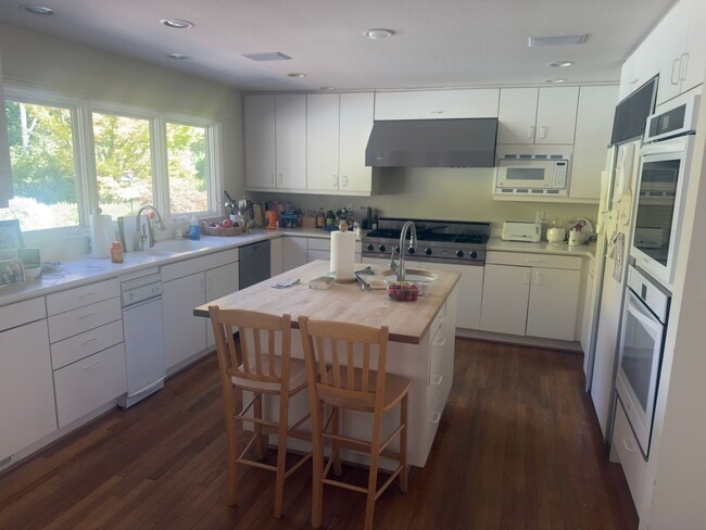 3900 SW 75th Ave