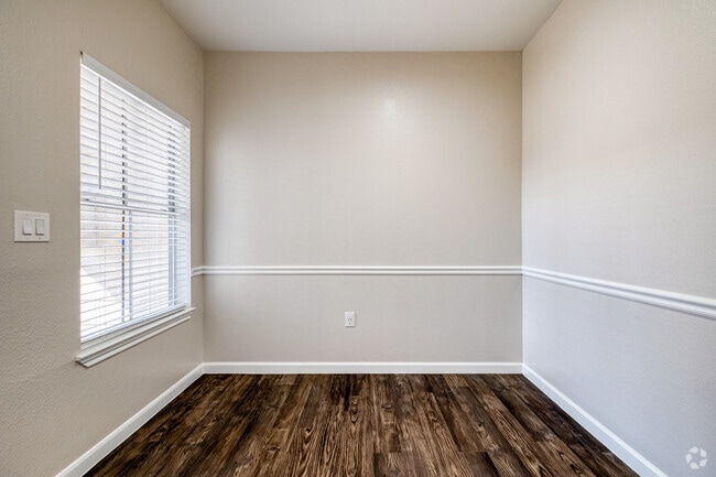2BR, 2BA - 913SF