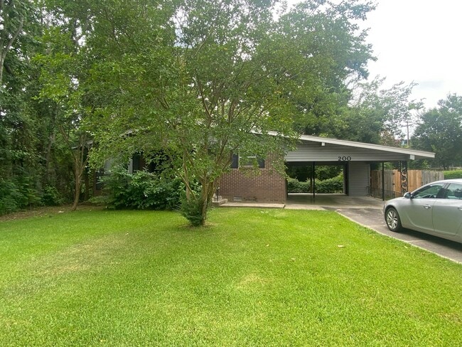 Building Photo - 200 Oak Ln Rental
