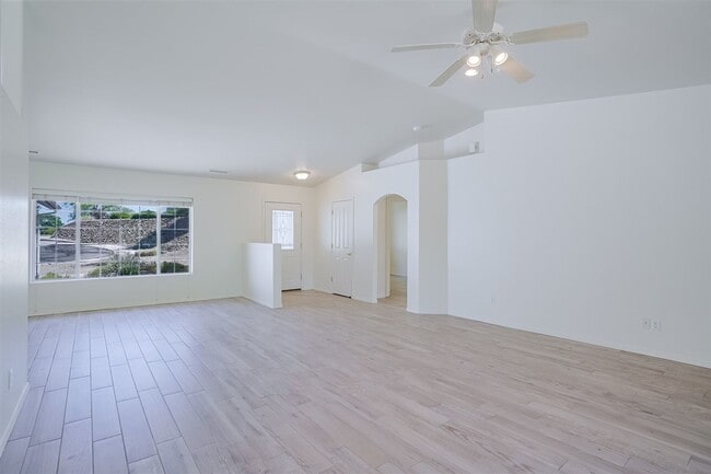 Photo - 3 Bedroom, 2 Bath, 2 Car Garage For Rent in Prescott!