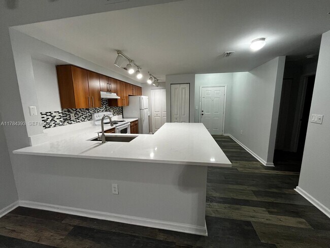 Building Photo - 5900 W Sample Rd Unit 303