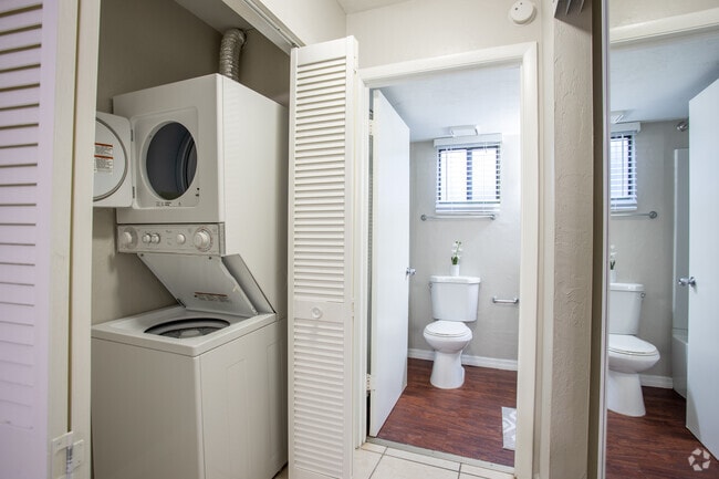 1BR, 1BA - 660SF Dogwood - In-Unit Laundry/Closets