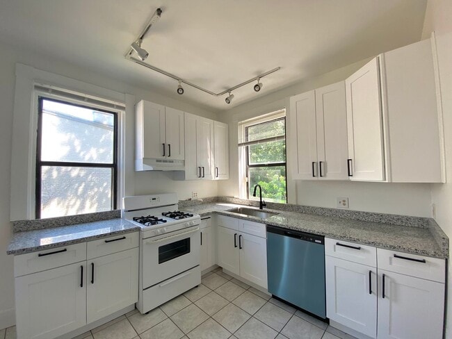 Building Photo - 451 Warner St Unit 2