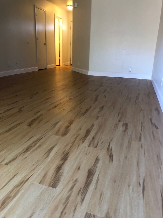 Photo - 410 Valley Cir