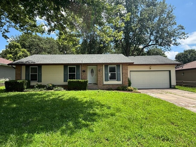 Building Photo - 3 Bed 2 Bath 2 Car Garage Home Available 07/01/2026!!