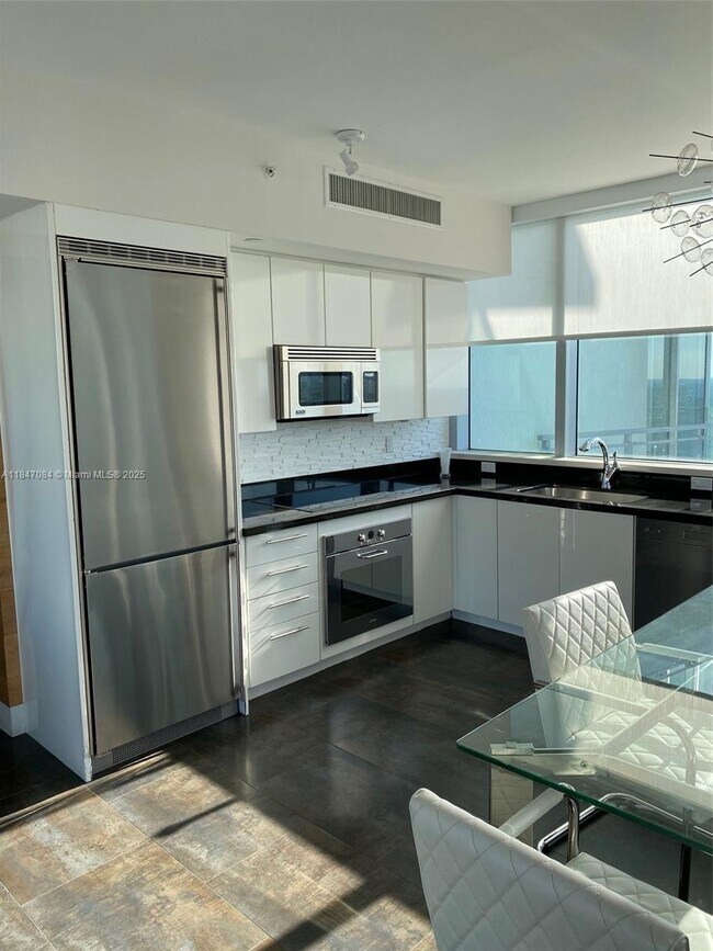 Photo - 92 SW 3rd St Unidad 3610