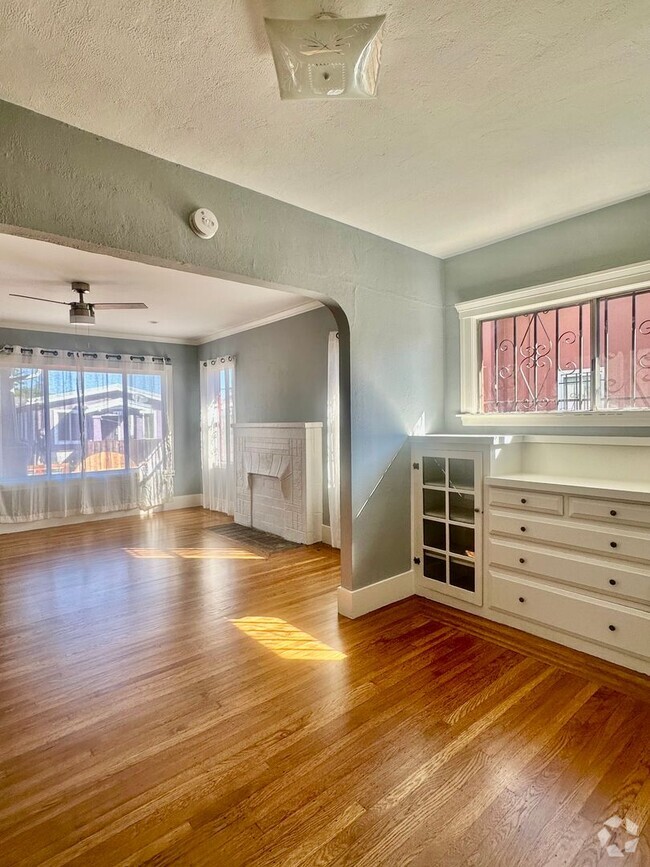 Building Photo - Charming single family home available for ...