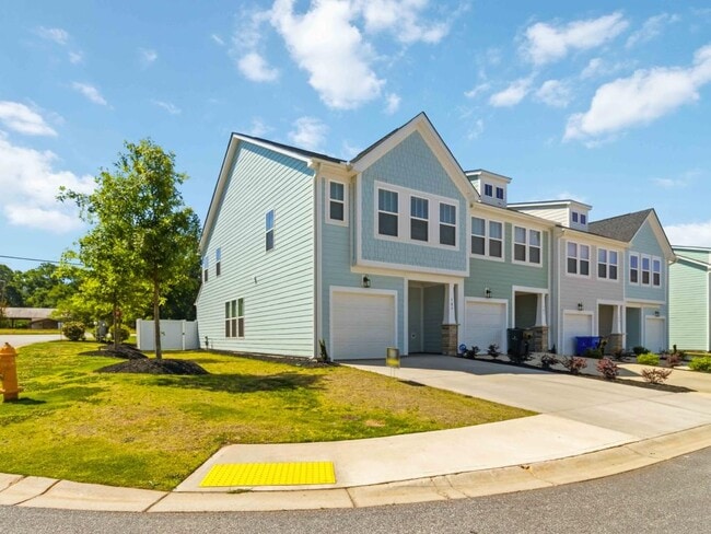 Photo - 105 Cobden Ct
