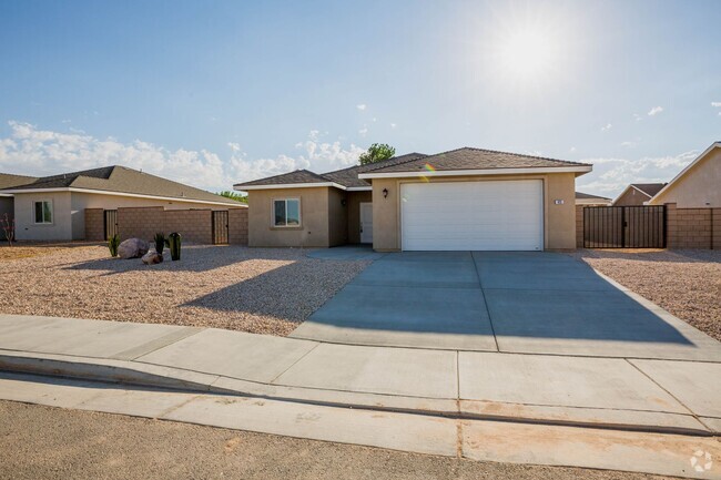 Building Photo - Beautiful 4 bed, 2 bath home AVAILABLE for...