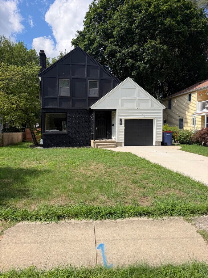 Photo - 1643 Hiawatha Dr SE