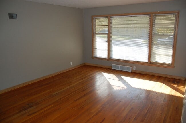 Photo - Solid stone ranch in south-central Lincoln!