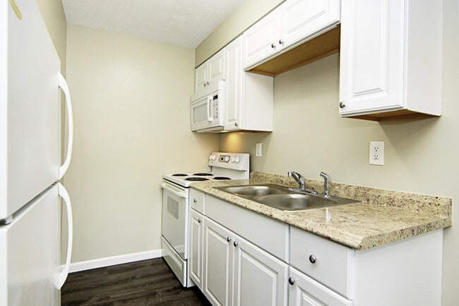 Cocina - 1 & 2 Bedrooms at Clearwater Apartments – Comfort & Convenience in Reading!