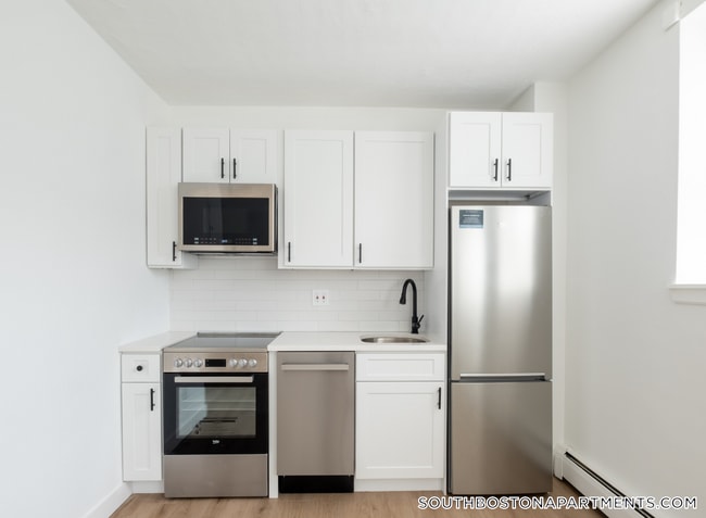 Building Photo - 740 E 7th St