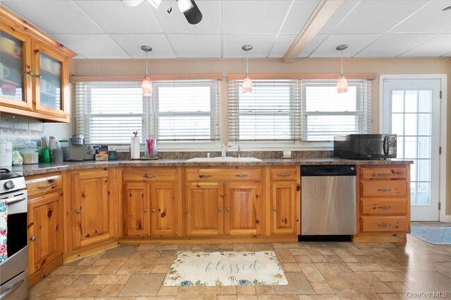 Photo - 48 Quaker Hill Rd