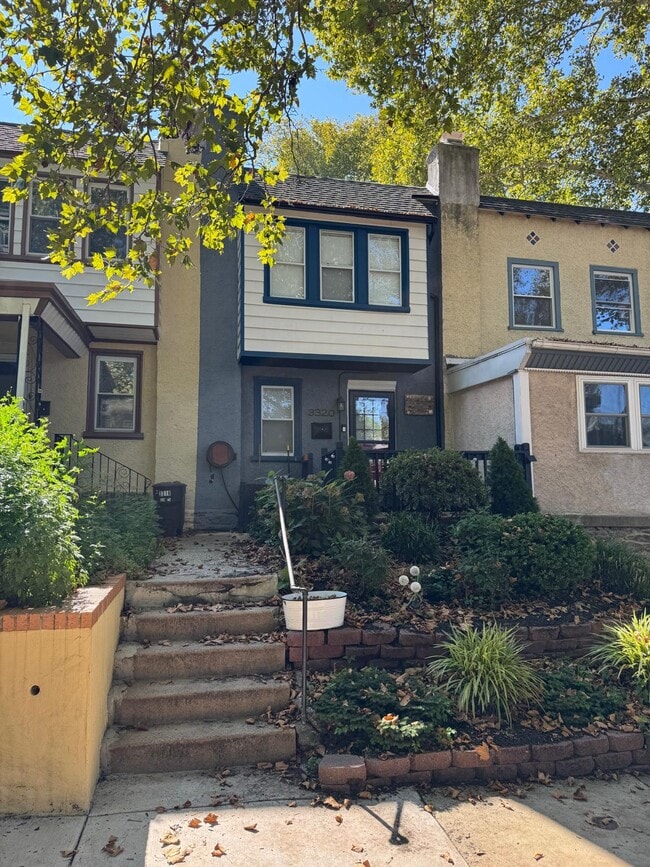 Photo - 3320 Ainslie St