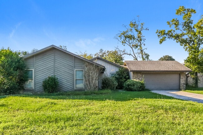 Building Photo - 810 Hardwood St