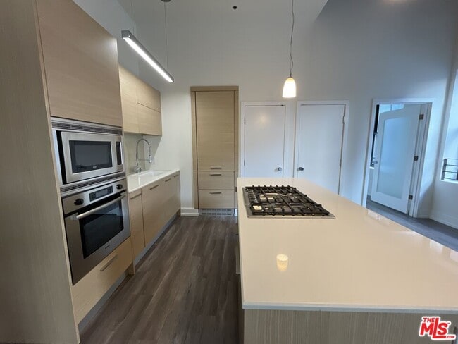 Building Photo - 727 W 7th St Unit 1122